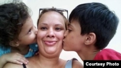 Jaina Rodríguez Tamayo (centro) junto a sus hijos, Alessandro y Ashley.