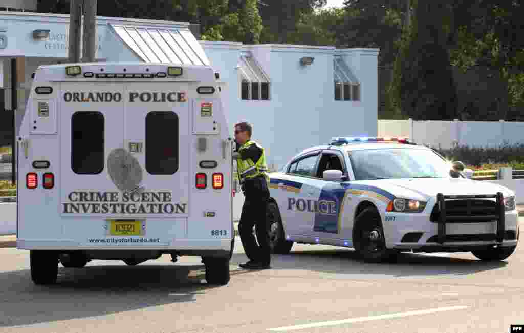 Agentes de Policía patrullan las inmediaciones del club nocturno en el que ocurrió la masacre, que dejó al menos 20 muertos y más de 40 heridos.