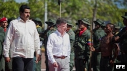 El presidente de Venezuela, Nicolás Maduro (i), recibe a su homólogo de Colombia, Juan Manuel Santos.