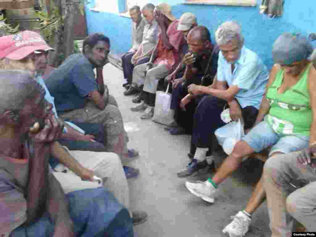 El papa Francisco habla durante un encuentro con jóvenes hoy, domingo 20 de septiembre de 2015, en el Centro Cultural Padre Félix Varela, en La Habana (Cuba).