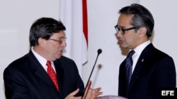 Bruno Eduardo Rodríguez (izda), y su homólogo indonesio, Marty Natalegawa, ofrecen una rueda de prensa en Yakarta (Indonesia).