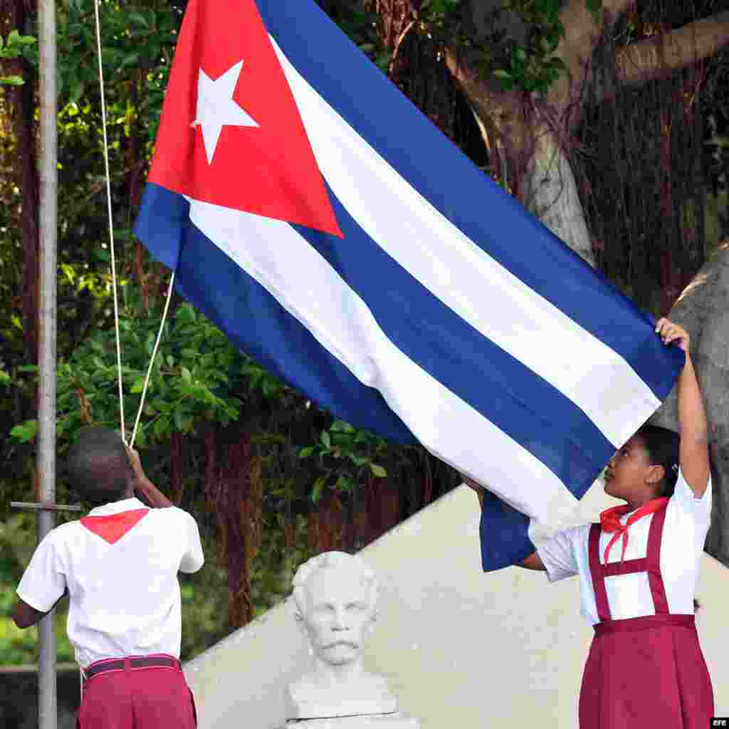 Cada mañana luego de izar la bandera, los niños deben repetir el tema “Pioneros por el comunismo. Seremos como el Che.”