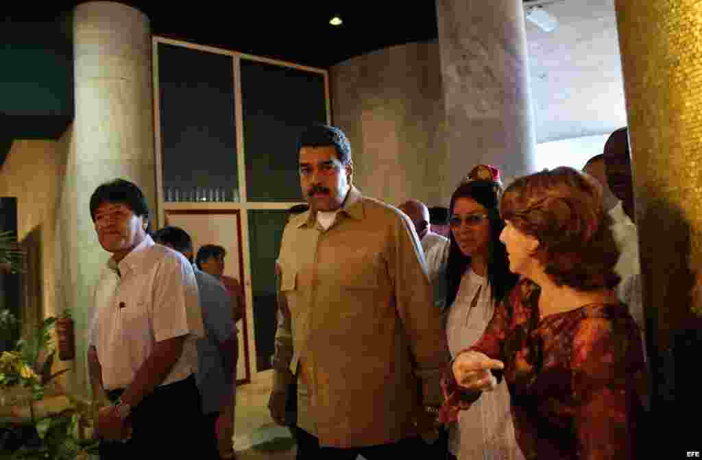 El presidente de Venezuela Nicolás Maduro (c) y su homólogo de Bolivia Evo Morales (i) hoy, martes 29 de noviembre de 2016, llega a la de la Plaza de la Revolución durante los homenajes al fallecido líder cubano Fidel Castro, en La Habana (Cuba).
