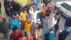 Cubanos protestan ante Embajada de Cuba en Quito Cubanos protestan ante Embajada de Cuba en Quito