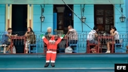 Un restaurante adornado con una imagen de Santa Claus en La Habana. EFE