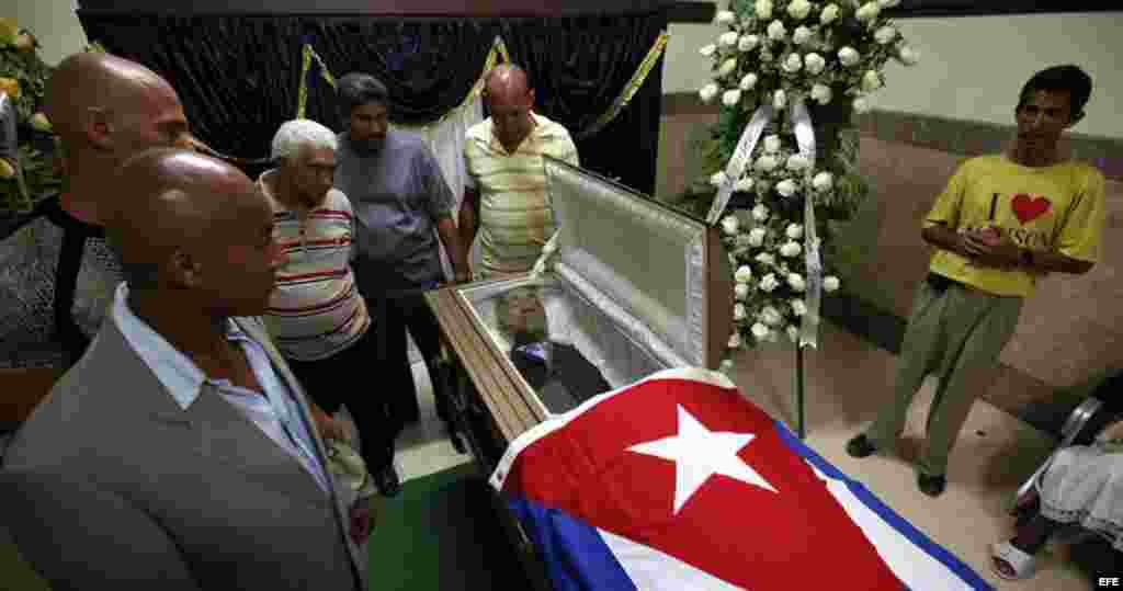 Decenas de personas asisten al velorio del exboxeador cubano Teófilo Stevenson hoy, lunes 11 de junio de 2012, en La Habana (Cuba). Stevenson, tres veces campeón mundial y olímpico, falleció en la capital cubana por una cardiopatía isquémica a la edad de