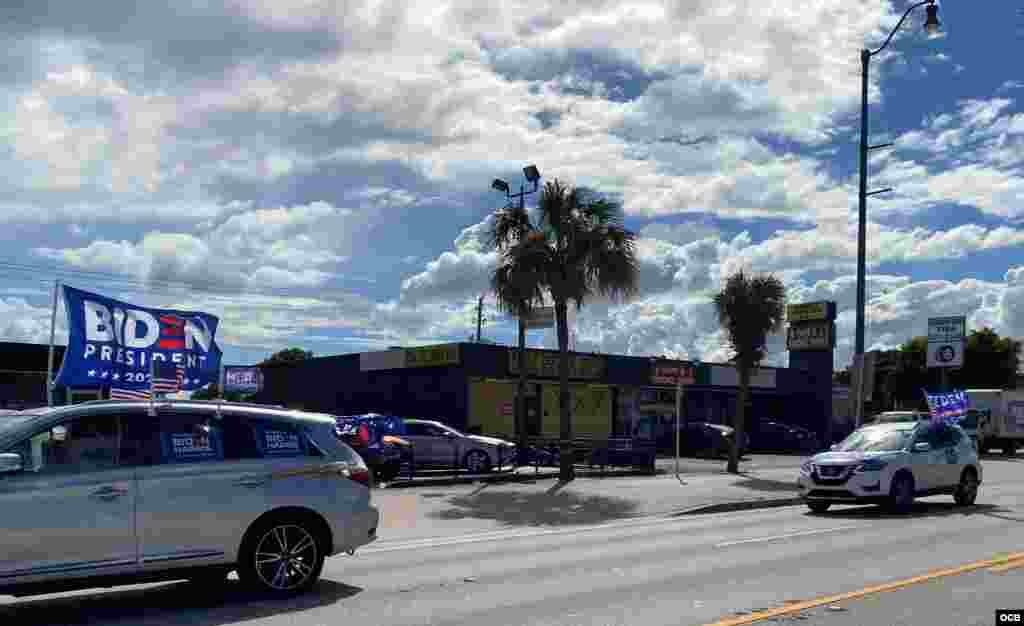 Partidarios del candidato demócrata Joe Biden desfilan por Miami.