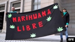 Dos personas se manifiestan a favor de la legalización de la marihuana en Montevideo (Uruguay).