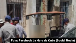 La Hora de Cuba publicó esta imagen del momento en el que la Policía rodeaba a un hombre que murió en su bicitaxi en Camagüey.