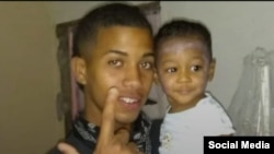 El joven cubano Rowland de Jesús Castillo posa con su hijo, antes de ser arrestado por protestar el 11 de julio.