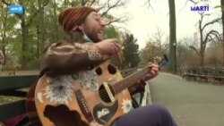 Fanáticos de John Lennon le rinden tributo en el aniversario de muerte. Fanáticos de John Lennon le rinden tributo en el aniversario de muerte.