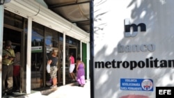 Varias personas ingresan a la sede de un banco en La Habana (Cuba).