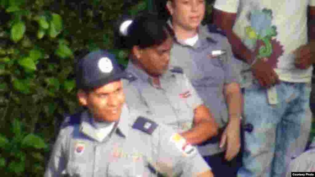 Lía Villares muestra en twitpic imágenes de lo que ocurre frente a sede de Estado de Sats