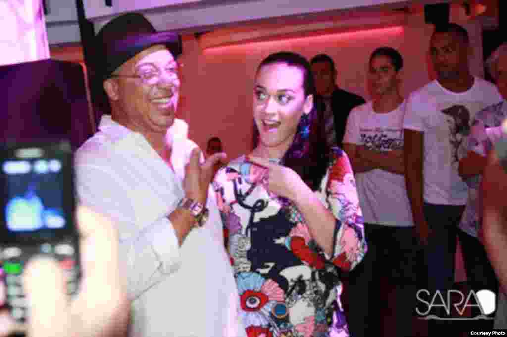 Katy Perry junto al cantante cubano Isaac Delgado en el Sarao´s Bar de La Habana.
