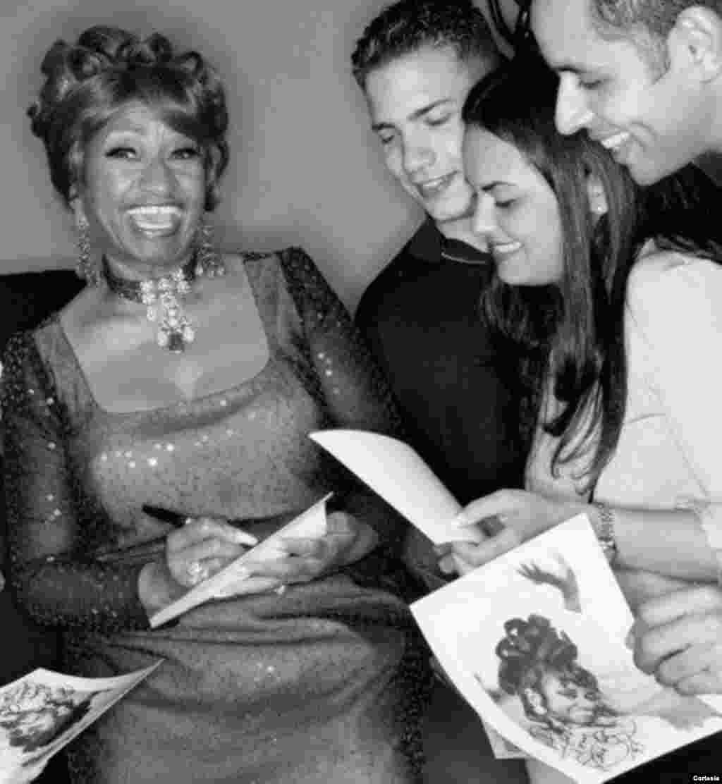 Úrsula Hilaria Celia de la Caridad Cruz Alfonso de la Santísima Trinidad mejor conocida por su nombre artístico Celia Cruz nació en el barrio de Santos Suárez, La Habana, Cuba, el 21 de octubre de 1925. Foto corte