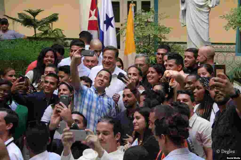 El presidente Varela se toma fotos con los jóvenes católicos cubanos reunidos en el Arzobispado de La Habana.