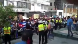 VIDEO: "Raúl Castro asesino", gritan cubanos en Quito VIDEO: "Raúl Castro asesino", gritan cubanos en Quito