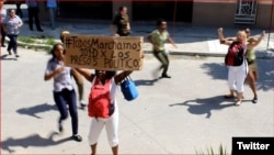 Damas de Blanco se manifiestan en una calle de La Habana para exigir la liberación de los presos políticos.