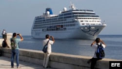 El crucero Adonia hace su entrada en la Bahía de La Habana.