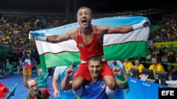 El campeón uzbekco Gaibanazarov de los superligeros.