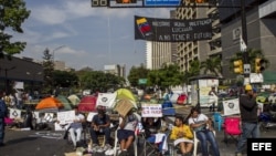 Un grupo de manifestantes opositores al gobierno de Nicolás Maduro realiza una protesta.
