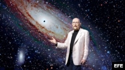 Fotografía de archivo del 20 de mayo de 2015 que muestra al teórico físico Kip Thorne mientras pronuncia unas palabras durante una ceremonia de inauguración de una feria de la ciencia en Seúl (Corea del Sur). Los científicos Rainer Weiss, Barry C. Barish