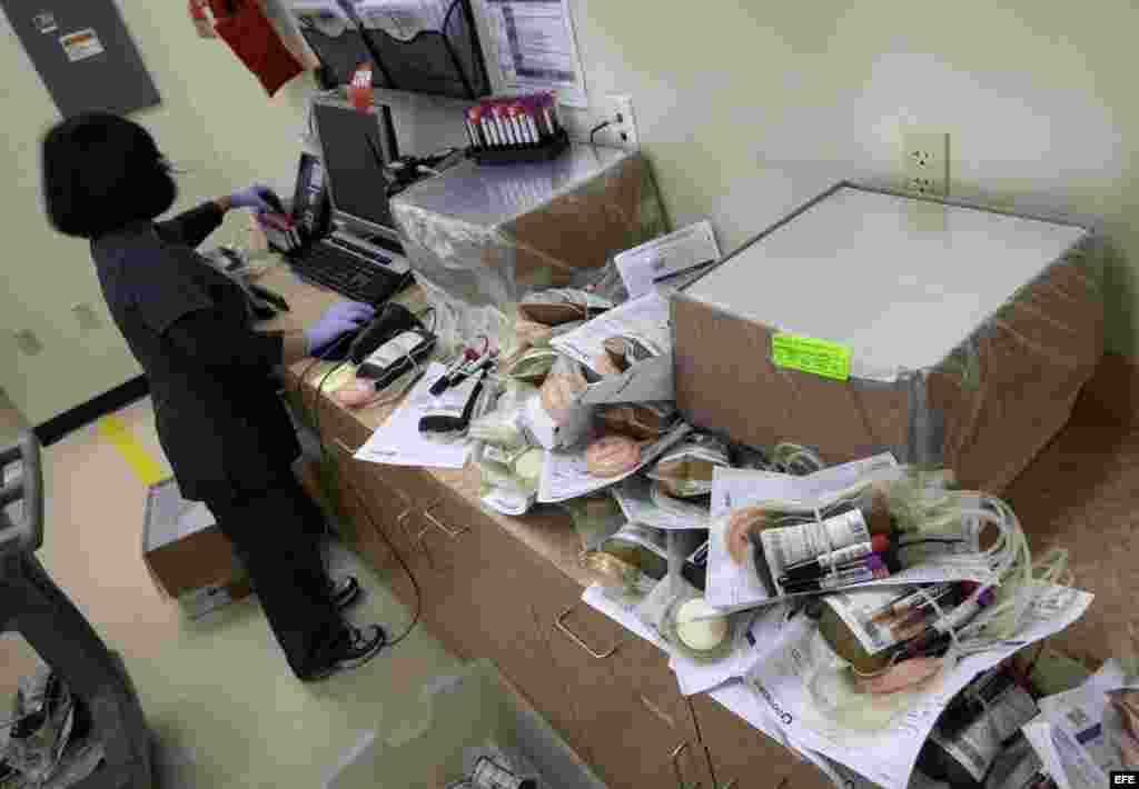 Una técnica de laboratorio de OneBlood Donation en Orlando.