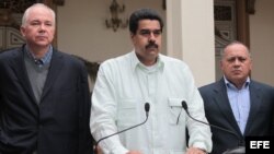 Nicolás Maduro (c), acompañado del ministro de Energía y Petróleo, Rafael Ramírez (i) y el presidente de la Asamblea Nacional, Diosdado Cabello (d) durante un discurso el 12 de diciembre de 2012, en Caracas, Venezuela.
