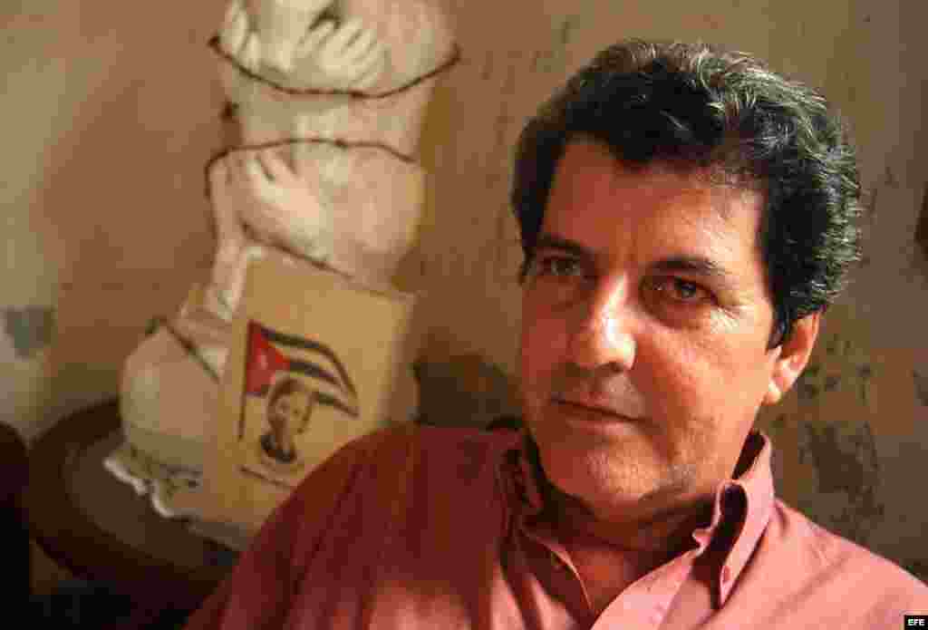 Foto de archivo (24/07/03) del opositor cubano Oswaldo Payá Sardiñas.