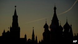 La torre Spasskaya del Kremlin y la catedral de San Basilio al atardecer en Moscú, Rusia, el viernes 13 de septiembre de 2024. (Foto AP/Pavel Bednyakov)