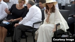 A los pies de Raúl Guillermo, el nieto del general, la jaba con el bocadito y la Coca Cola de su abuelo.