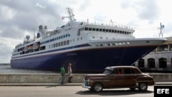 Crucero académico "M.V. Explorer" fondeado en La Habana. La embarcación transportaba 624 estudiantes de 248 universidades de EEUU.
