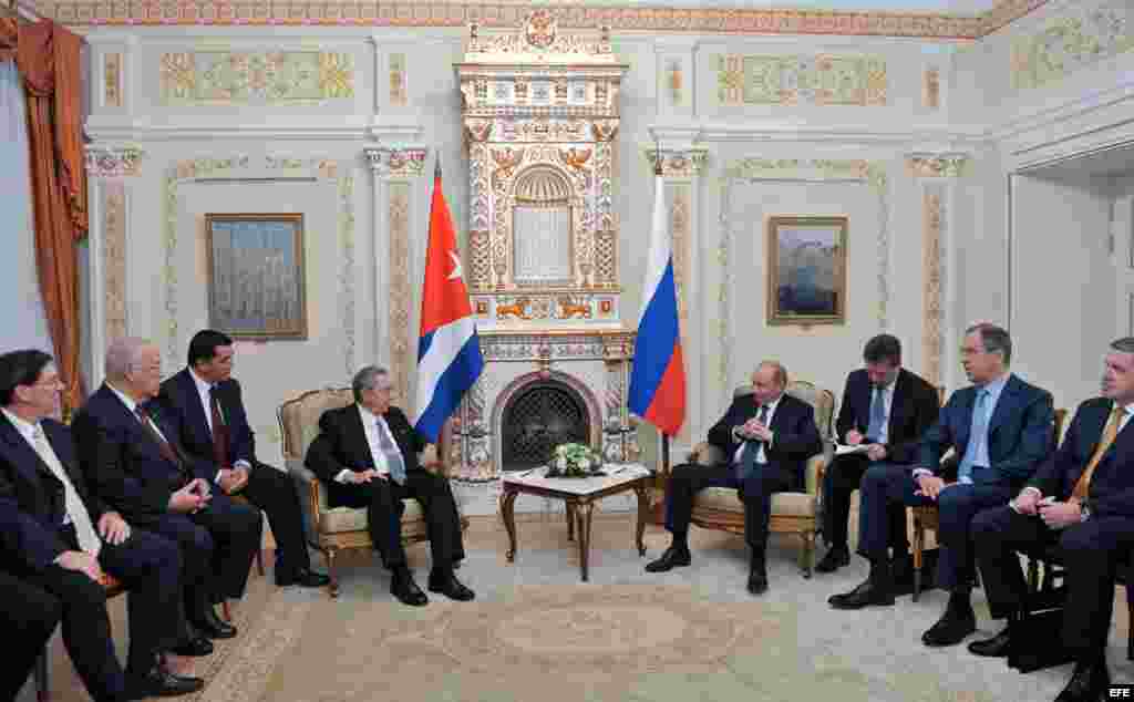 El gobernante ruso Vladimir Putin con su homólogo cubano Raúl Castro, en Moscú, Rusia, el miércoles 11 de julio de 2012, en una reunión para impulsar la cooperación entre ambos países.