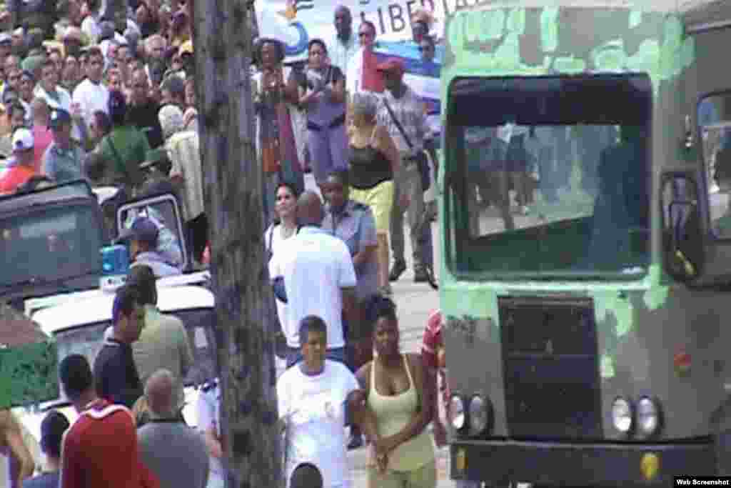  Arresto de Dama de Blanco Sayli Navarro en Colón, domingo 15.