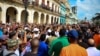 Cubanos se manifiestan contra el gobierno de Miguel Díaz-Canel, el 11 de julio, en La Habana. (Yamil Lage/AFP)