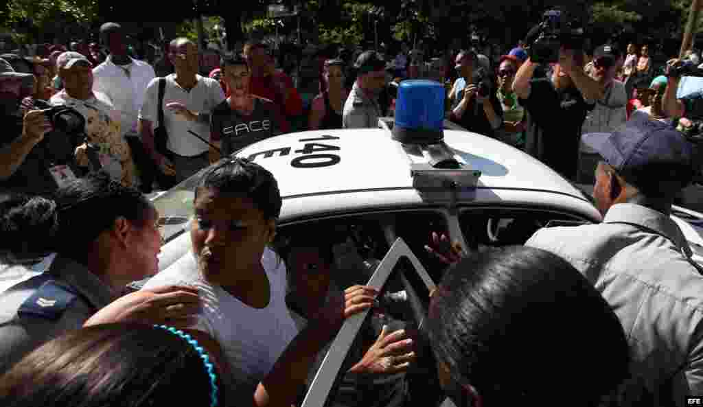 Las disidentes cubanas "Damas de Blanco" sufrieron un duro hostigamiento por parte de seguidores del Gobierno de la isla cuando intentaban congregarse en un concurrido punto de La Habana para iniciar una caminata por el "Día Internacional de los Derechos