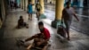Niños juegan en la acera tras relajamiento de medidas de control por coronavirus en La Habana. (AP Photo/Ramon Espinosa)