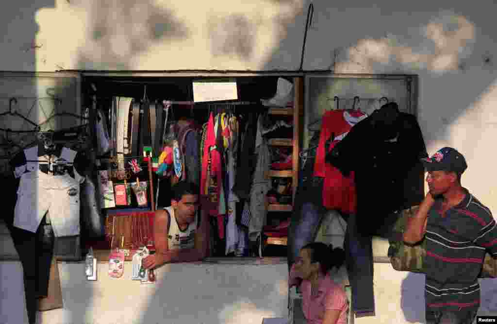 La mayor parte de esas prendas llegan a la isla en abultados equipajes de particulares, muchos de ellos cubanos, que la compran en países como México, Panamá, Ecuador o Perú e incluso en naciones europeas como España o Italia.