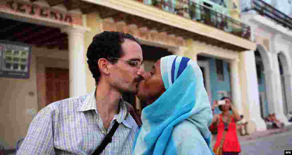 Yasmín Silvia Portales, promotora del Proyecto Arcoiris, protagoniza la "besada".