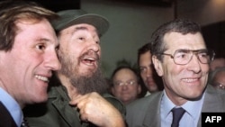 Fidel Castro junto al actor Gerard Depardieu y el empresario Gerard Bourgoin (der.) en La Habana en 1996.