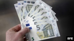 Imagen de los nuevos billetes de cinco euros en Amsterdam, Holanda.