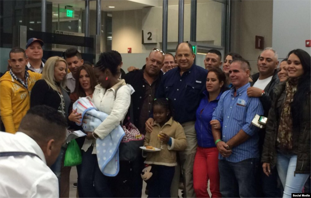 Luis Guillermo Solís, presidente de Costa Rica, (al centro con camisa azul) despidió a los cubanos en el Aeropuerto.