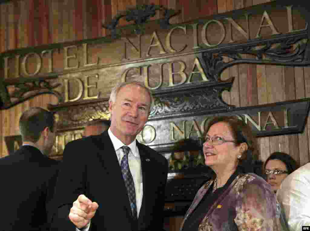 El gobernador de Arkansas, el republicano Asa Hutchinson (i), conversa con Marilú Bhamel (d), directora de asuntos norteamericanos del Ministerio de Comercio Exterior e Inversión Extranjera de Cuba.