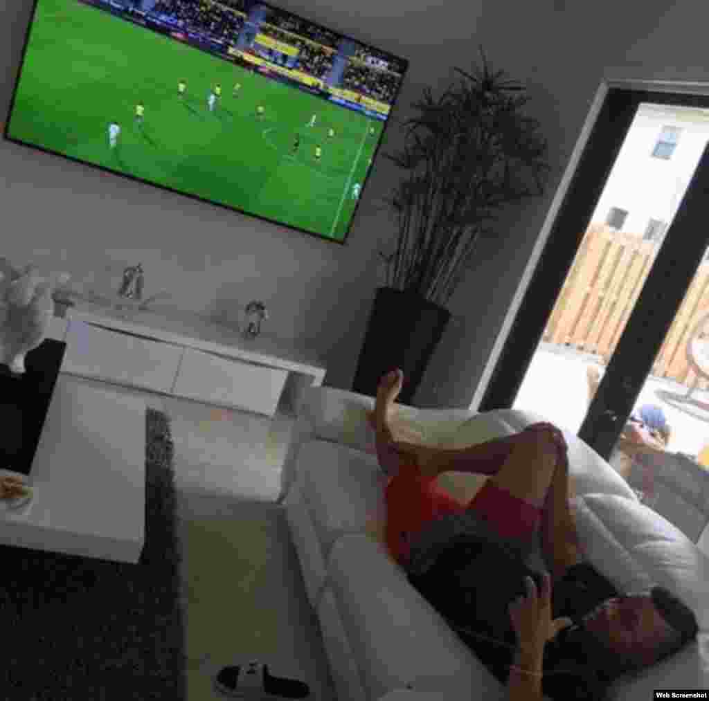 Yulieski Gourriel mira un partido de fútbol en la comodidad de su nueva casa en EEUU. Los Gourriel llegaron al Aeropuerto Internacional de Miami el 2 de marzo y, aunque han sido vistos en varios lugares públicos como restaurantes y mercados, no han querido hacer declaraciones a la prensa sobre su futuro. La compañía Wasserman Media Group se ha hecho cargo de los peloteros cubanos.  