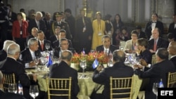 El presidente estadounidense, Barack Obama (c-atrás), habla durante una cena de trabajo con sus pares de los países miembros del Sistema de la Integración Centroamericana (SICA).