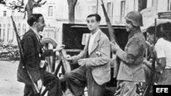 fototeca JGB (sin restaurar)19/07/1936.- El dirigente anarcosindicalista Joaquín Ascaso (c), conversa con un soldado gubernamental y con hermano Francisco, en los primeros momentos de la sublevación militar en Barcelona.