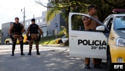 Policías custodian la sede de la Policía Federal mientras simpatizantes del expresidente brasileño Luiz Inácio Lula da Silva esperaban su liberación.