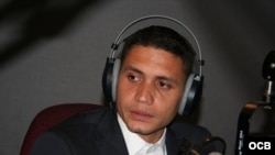 El ingeniero cubano en Ciencias Informáticas, Eliécer Ávila, durante su visita a Radio Martí en 2013.