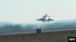 Avión frances sale de una base militar