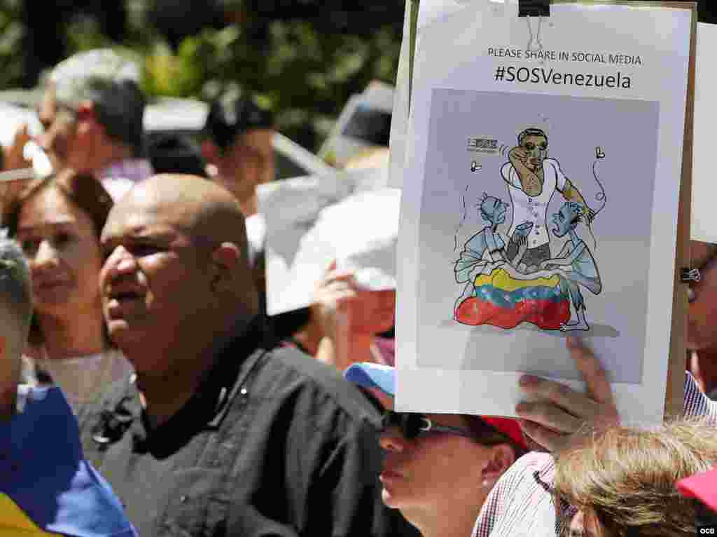 Cientos de Venezolanos protestan frente al restaurant Steakhouse localizado en el 999 de Brickell Ave, Miami. Cortesía Roberto Koltun